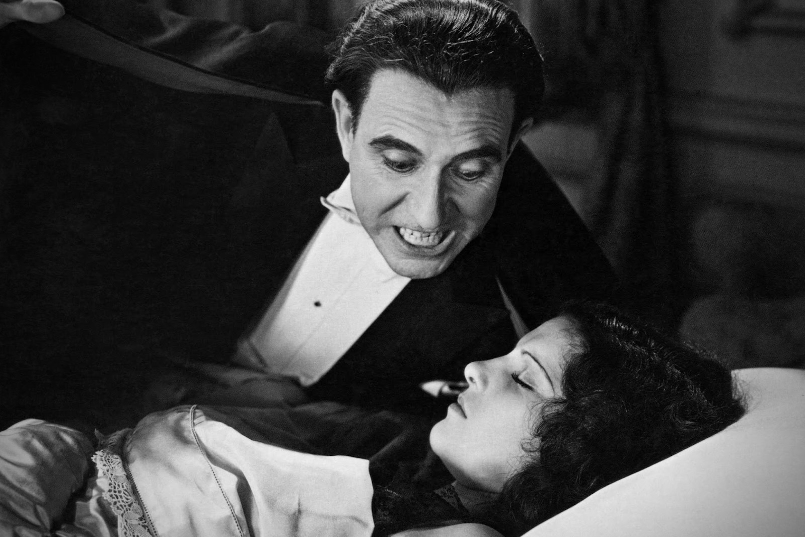 As Goth As It Gets – LA OPERA Orchestra Conducts Spanish Dracula at the United Theater on Broadway